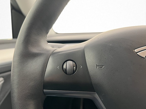 Tesla Model Y 24 of 30