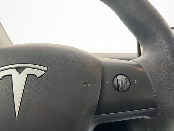 Tesla Model Y 23 of 30