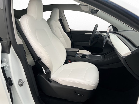 Tesla Model Y 11 of 30