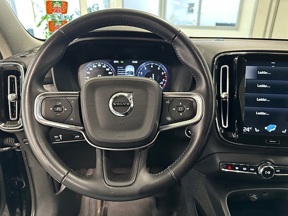 Volvo XC40 10 of 16