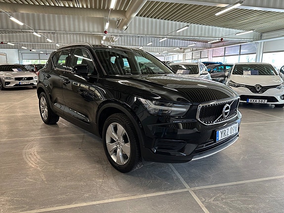 Volvo XC40 2 of 5
