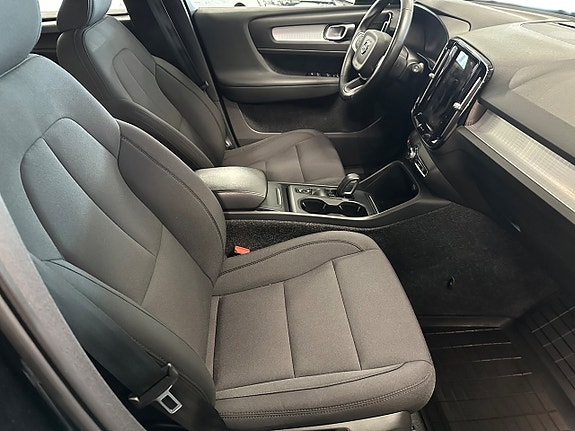 Volvo XC40 8 of 16