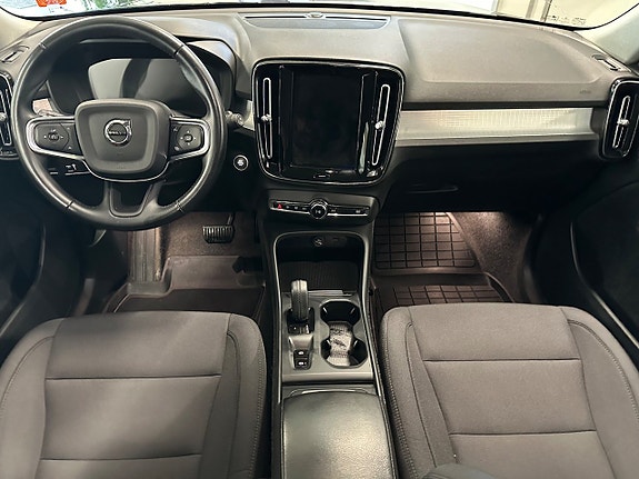 Volvo XC40 7 of 16