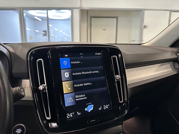 Volvo XC40 12 of 16