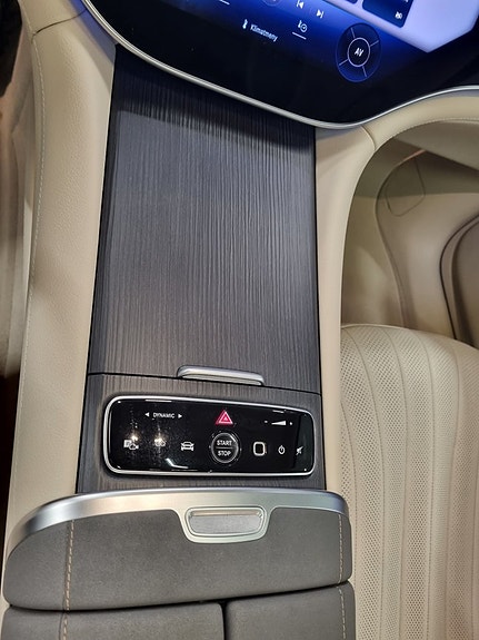 Mercedes-Benz EQS SUV 19 of 22