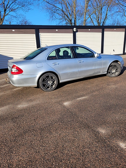 Mercedes-Benz E220 3 of 5