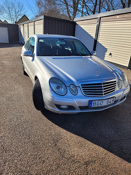 Mercedes-Benz E220 4 of 5