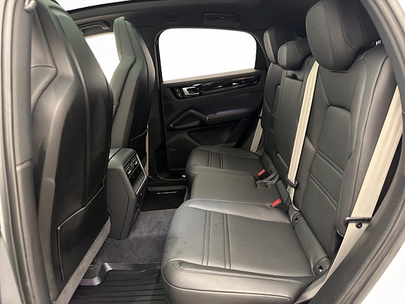 Porsche Cayenne 17 of 30