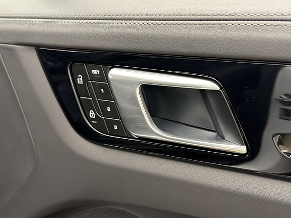Porsche Cayenne 13 of 30