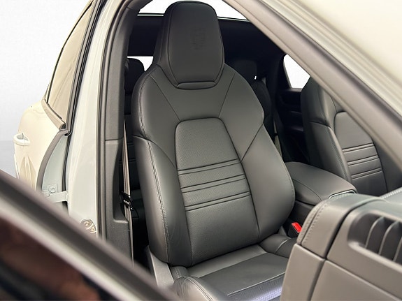 Porsche Cayenne 12 of 30