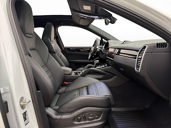 Porsche Cayenne 11 of 30