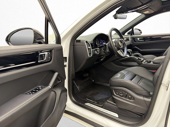 Porsche Cayenne 22 of 30