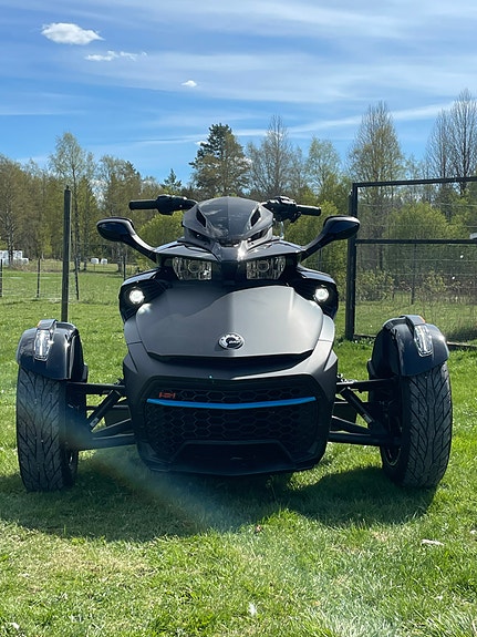 Can-Am Spyder F3 2 of 5
