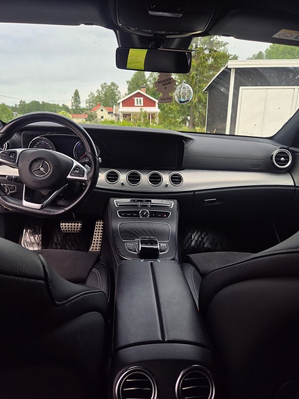 Mercedes-Benz E220 3 of 4