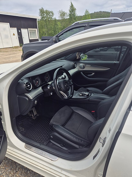 Mercedes-Benz E220 4 of 4