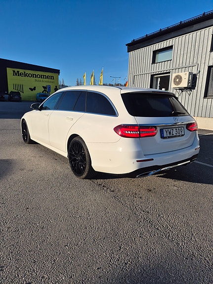 Mercedes-Benz E220 2 of 4