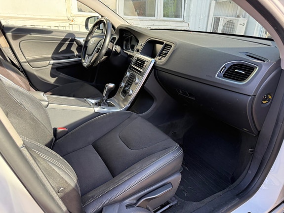 Volvo V60 4 of 15