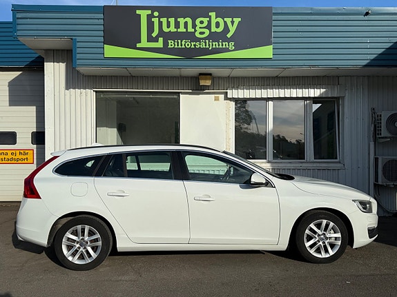 Volvo V60 2 of 15