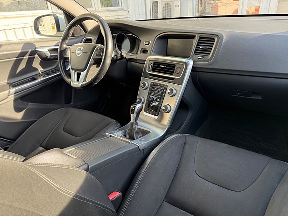 Volvo V60 8 of 15