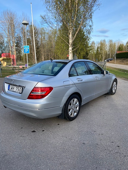 Mercedes-Benz C180 4 of 5