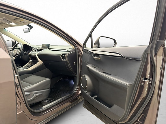 Lexus NX300h 22 of 30