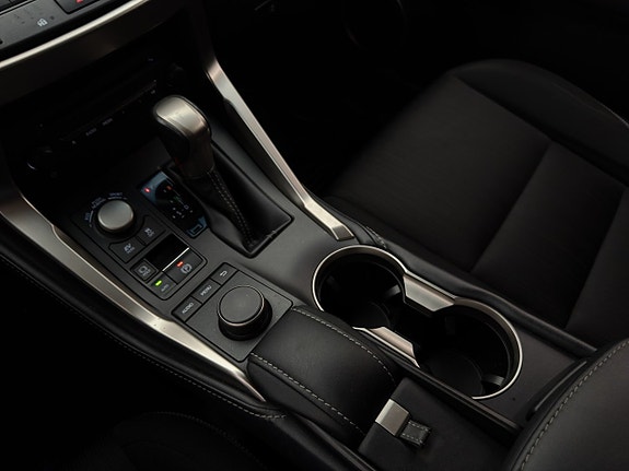 Lexus NX300h 20 of 30