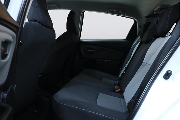 Toyota Yaris 8 of 16