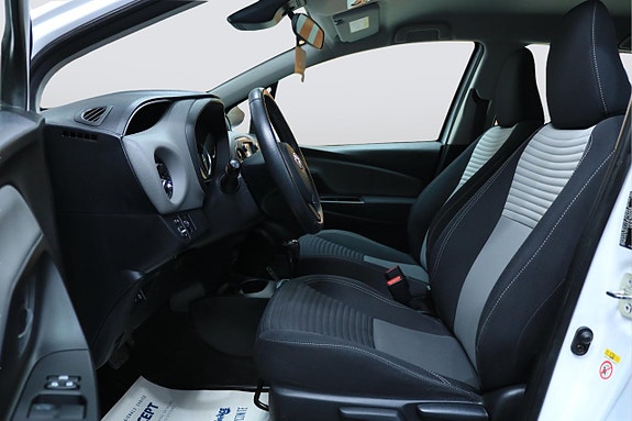 Toyota Yaris 7 of 16