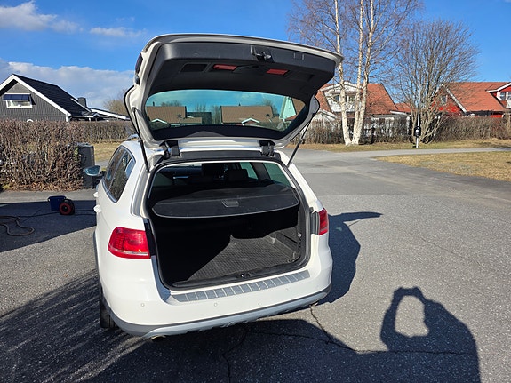 Volkswagen Passat Alltrack 3 of 5