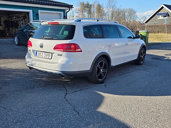 Volkswagen Passat Alltrack 2 of 5