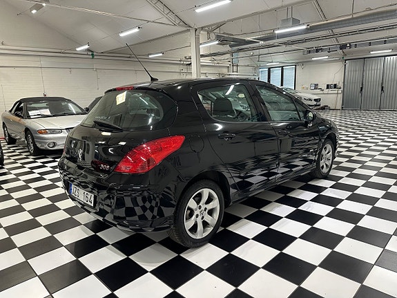 Peugeot 308 4 of 5