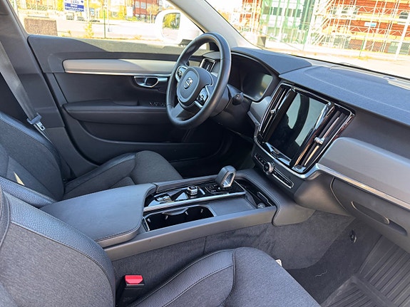 Volvo V90 Cross Country 2 of 5