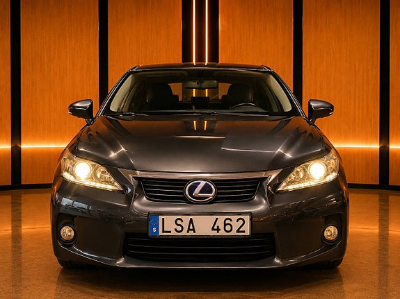 Lexus CT200h 2 of 5