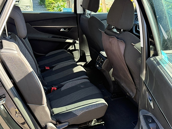 Peugeot 5008 2 of 5