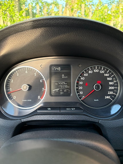 Volkswagen Polo 2 of 5