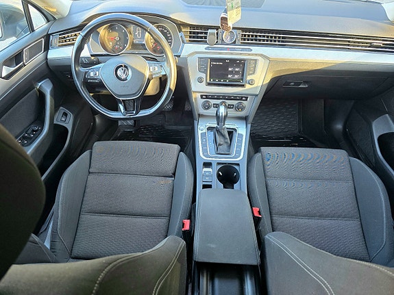 Volkswagen Passat 9 of 13