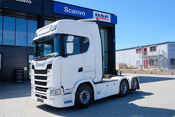 Scania R 560 6x2 dragbil av 2024 års modell