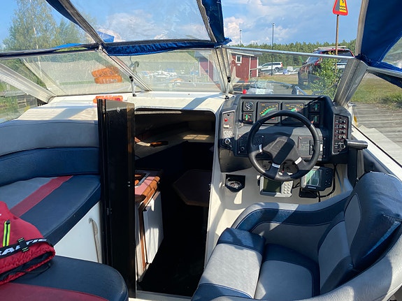Bayliner 2155 v8 3 of 5