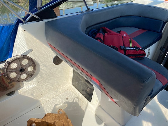 Bayliner 2155 v8 2 of 5
