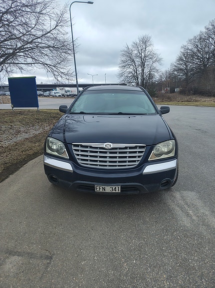 Chrysler Pacifica 2 of 10