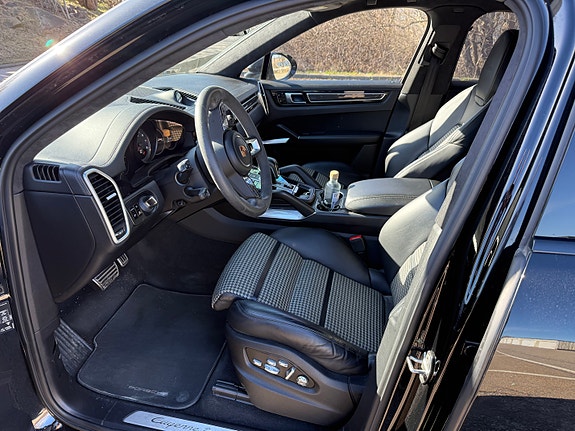 Porsche Cayenne Turbo 5 of 5