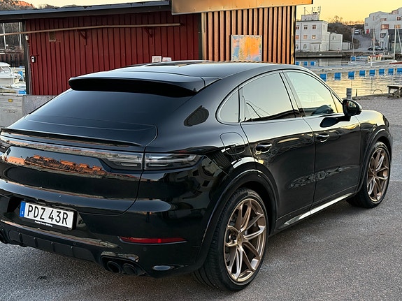 Porsche Cayenne Turbo 3 of 5