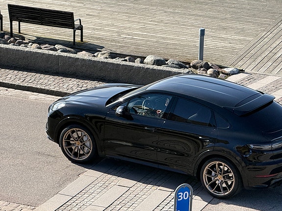 Porsche Cayenne Turbo 4 of 5