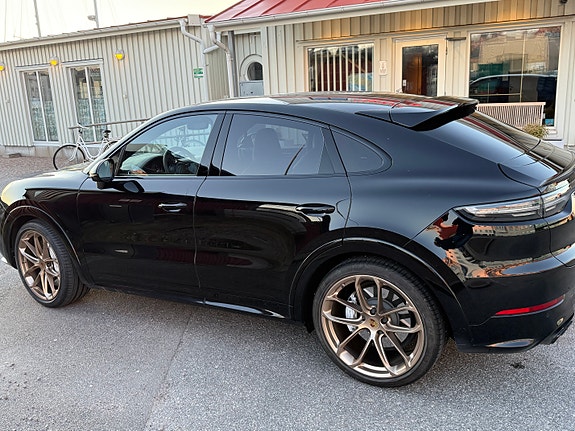 Porsche Cayenne Turbo 2 of 5