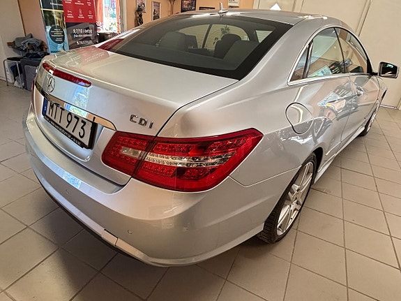 Mercedes-Benz E220 4 of 5