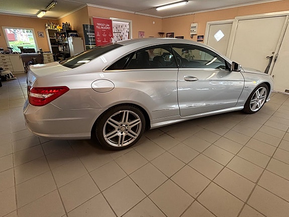 Mercedes-Benz E220 3 of 5
