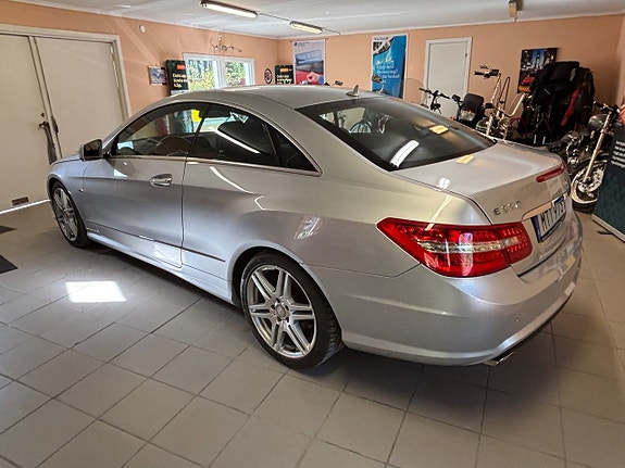 Mercedes-Benz E220 2 of 5