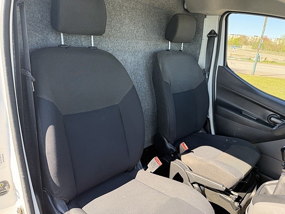 Nissan NV200 8 of 12
