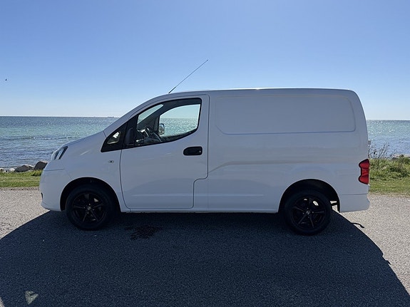 Nissan NV200 2 of 5