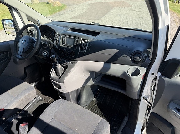 Nissan NV200 9 of 12